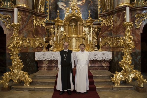 Boldog Nivárd védelme alatt a zirci novícius